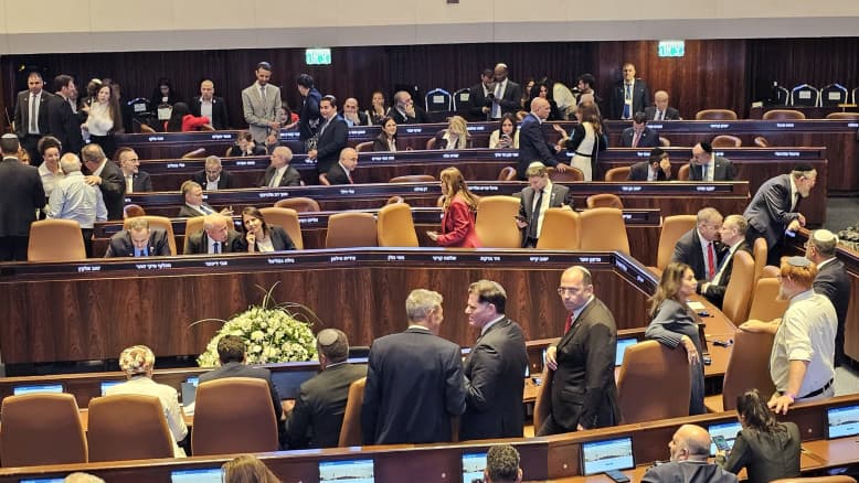 "להקת מעודדות": האחדות הפוליטית בעקבות המלחמה מול איראן נגמרה