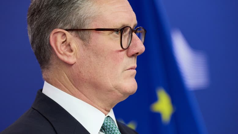 פניית פרסה בלונדון: סטארמר נכנע ומאשר לארה"ב לתקוף את איראן מבסיסיה