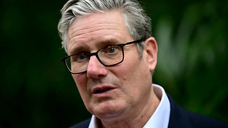 צ'רצ'יל מתהפך בקברו: ישראל וארה"ב מחסלות את האייתוללה, ובריטניה בוחרת לגמגם