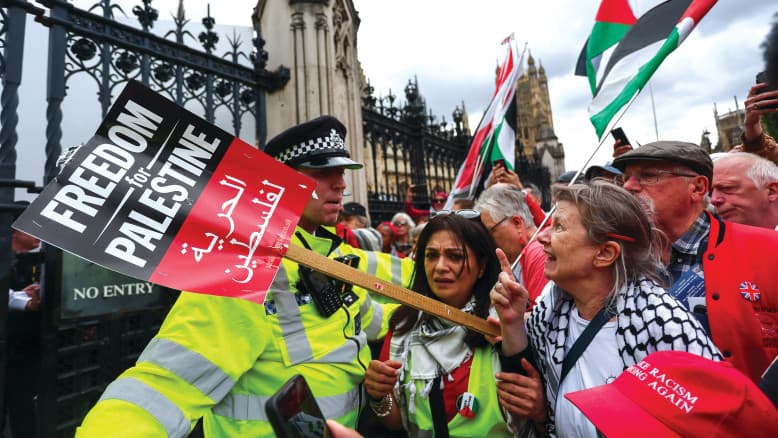 "בריטניה הפכה למקום לא נוח": המיליארדר היהודי שמכין תוכנית מילוט לגרמניה