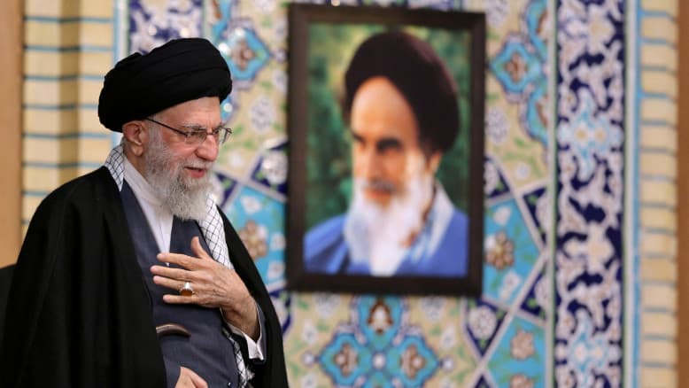 זה היה כתוב בכוכבים: הנומרולוג חזה את מותו של חמינאי - וצדק