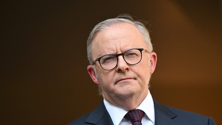 "חסוך ממני, זקן": פליטת הפה של ראש ממשלת אוסטרליה כלפי שורדת תקיפה מינית