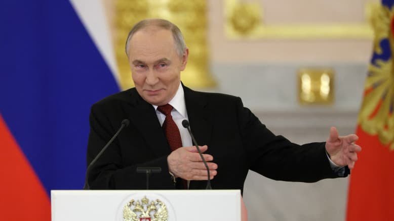 המרוויח האמיתי מהמלחמה באיראן: טהרן בוערת - ופוטין מחייך מאוזן לאוזן