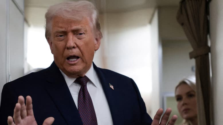 כשהסקרים צועקים החלשים מתקפלים - הסכנה האמיתית בזירה האמריקאית | פרופ' איתן גלבוע