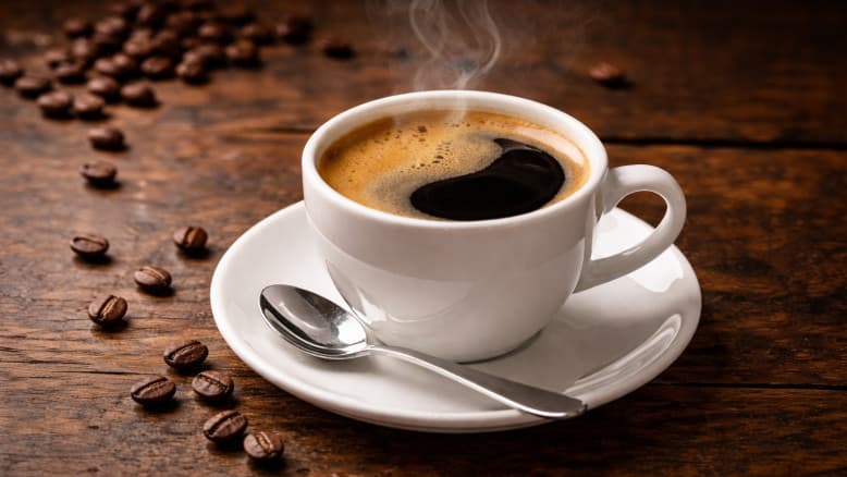 מומחים חושפים: זו הסיבה שאתם חייבים לעבור ממשקאות אנרגיה לקפה
