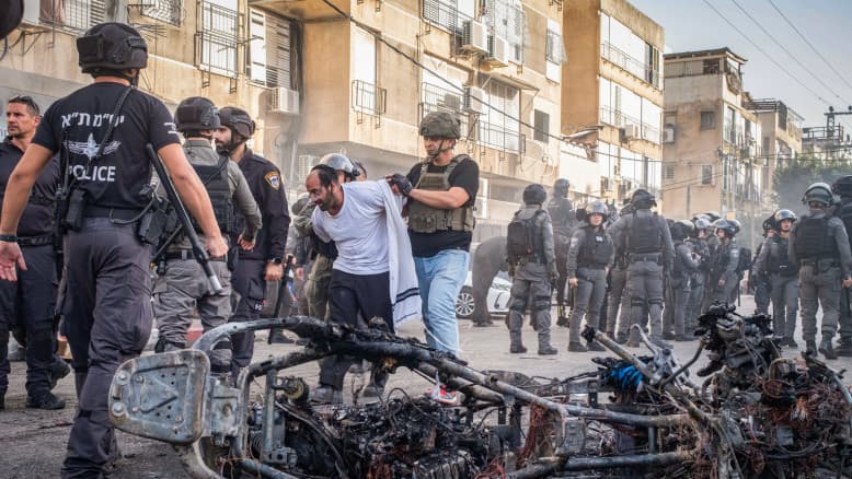 אחרי 3 שבועות בבריחה: נעצר בן 16 שהצית אופנוע משטרה בבני ברק