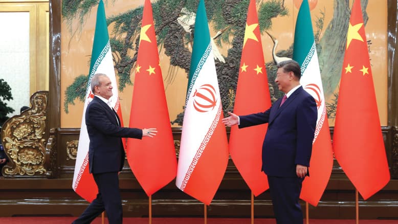 בחרה צד? סין אפשרה לספינות איראניות עם כימיקלים לטילים לצאת משטחה