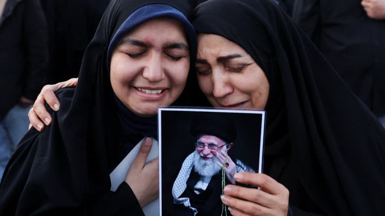 אחרי ההכחשות באיראן: ההכרזה הדרמטית על חיסולו של חמינאי בשידור | צפו