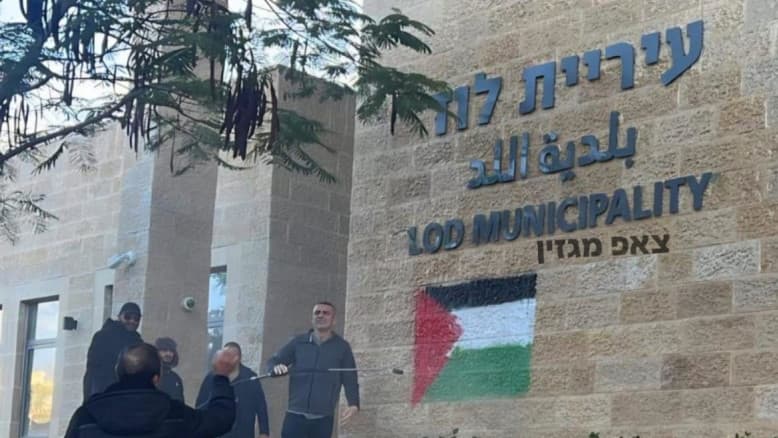 פרובוקציה בלוד: דגל פלסטין רוסס על בניין העירייה