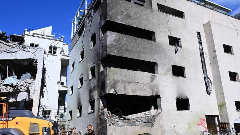 המפכ"ל: אל תתקרבו לזירות הנפילה - שרידי הטילים עלולים להתפוצץ