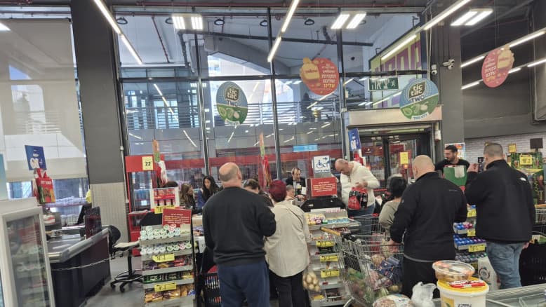 "מפרקים את המדפים": קולות מהשטח בזמן קניות בסופר | צפו