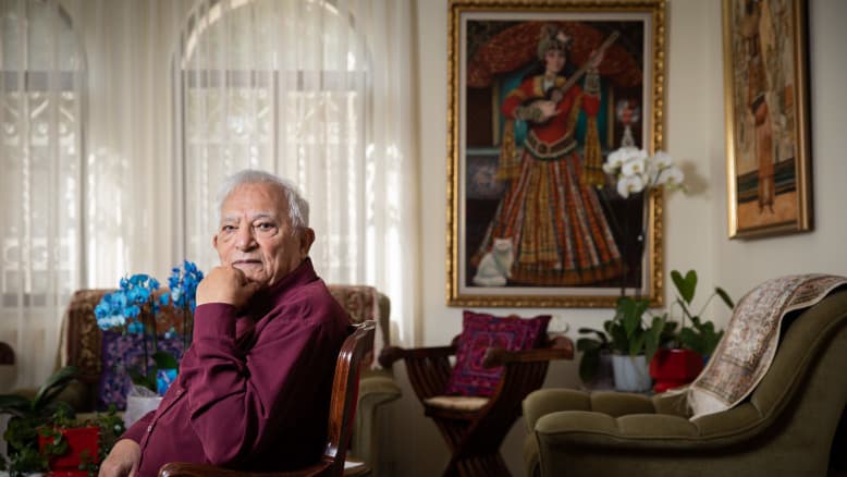 בגיל 86 עושה היסטוריה: מנשה אמיר הוא הקול שכל האיראניים מאזינים לו