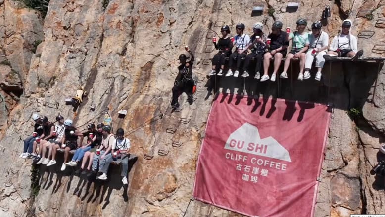 יושבים מעבר לצוק: בית הקפה המסוכן שנמצא בין הים לשמיים