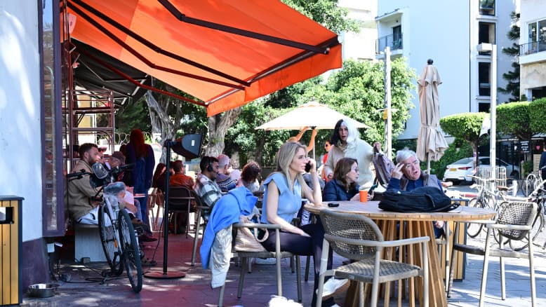 תל אביב משדרת חוסן במלחמה באיראן - דרך בתי הקפה