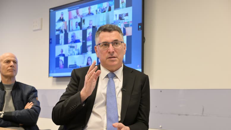 סער במסר לשגרירים: "נתקו את הקשר עם איראן"