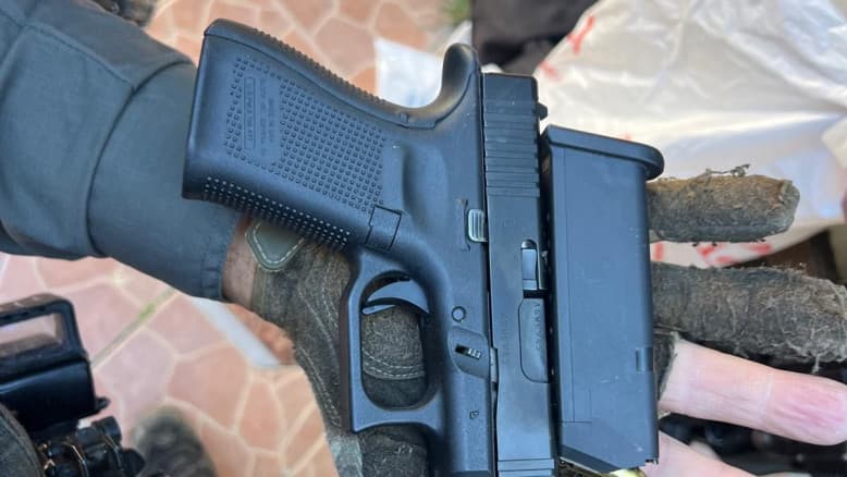 מג"ב עצר צעירה הריונית בקבאטיה - אקדחים נתפסו על גופה