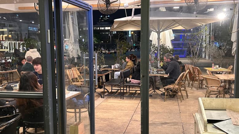 "העזרה הכי גדולה - שפשוט תגיעו": הקפה המיתולוגי שנפגע מטיל איראני - נפתח מחדש