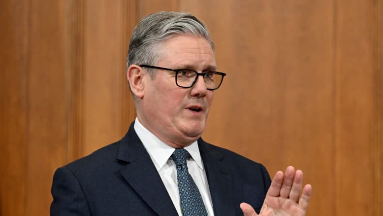 סיבוב פרסה: סטארמר שינה את דעתו על הצטרפות למלחמה - וחטף מטראמפ