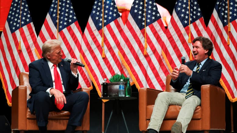 "ידעתי את זה מזמן": טראמפ שובר שתיקה מול טאקר קרלסון - ומאבד את הסבלנות