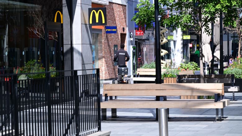 חוזרים לשגרה? הקניונים נפתחו לראשונה במלחמה - התנועה עדיין דלילה