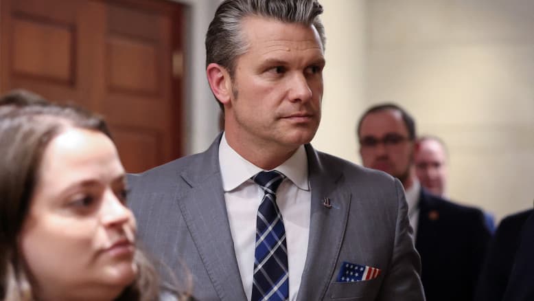 האיש של טראמפ: מגיש הטלוויזיה שהפך לפרזנטור של המלחמה באיראן