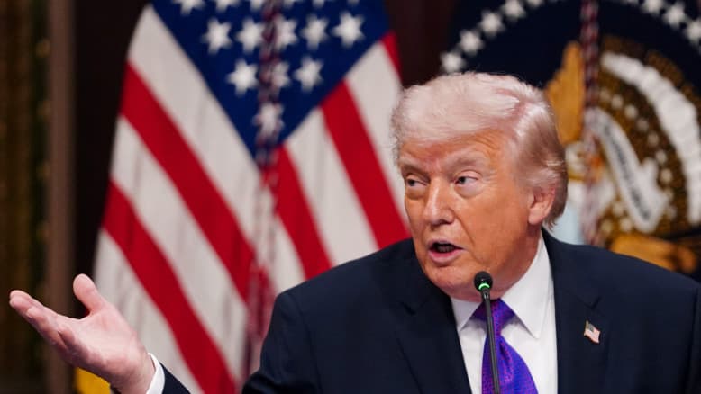 טראמפ ברמז גדול על כוונתו להחלפת השלטון באיראן: "יש לנו אנשים שיעשו עבודה טובה"