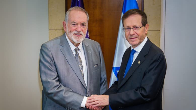 יממה אחרי המתקפה של טראמפ: שגריר ארה"ב בישראל משבח את הרצוג