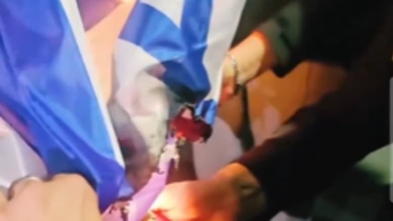 "מוות לצה"ל" ותמיכה בטרור בלב בריטניה: מפגינים שרפו דגלי ישראל בעצרת לזכר חמינאי