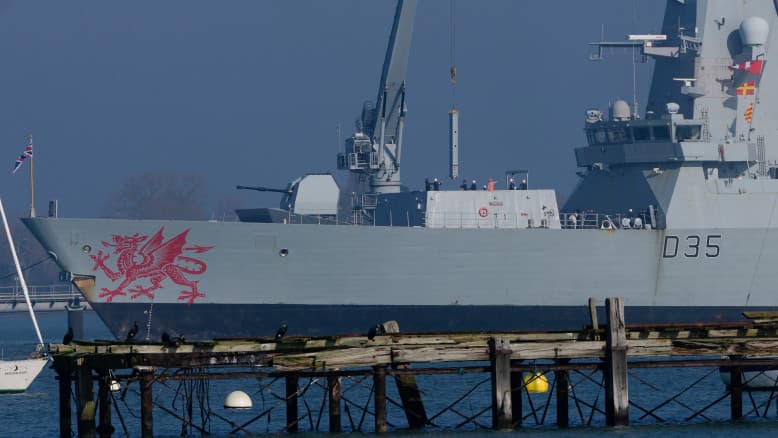 יציאת המשחתת הבריטית למזה"ת מתעכבת: "המספנה עובדת רק מ-9 עד 5"