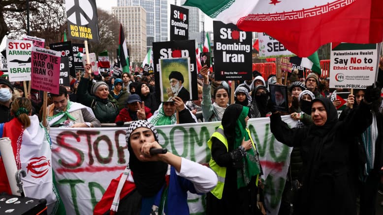 "ניפגש בהאג": תומכי חמינאי יצאו לרחובות לונדון - חברת הפרלמנט הבריטי נאמה