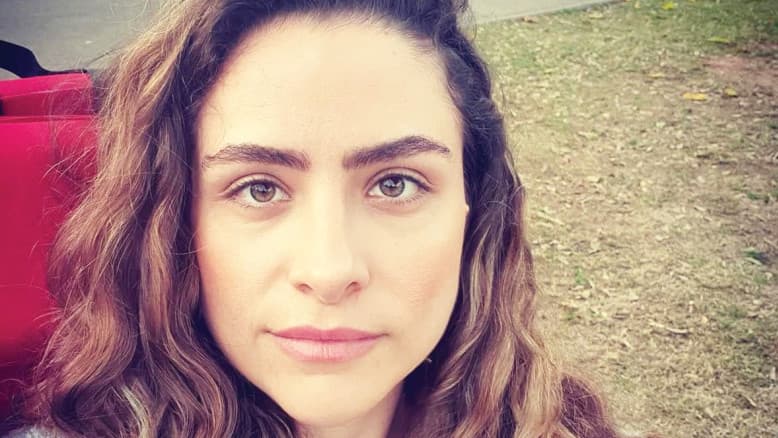 "יש לי שני תארים, אני דוברת חמש שפות - וזה לא רלוונטי"