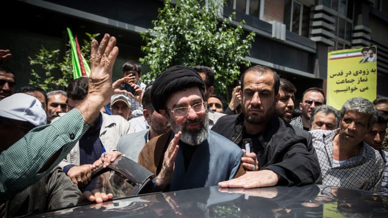 במרחק נגיעה משגרירות ישראל: "עמדת התצפית" של בנו של חמינאי בלונדון