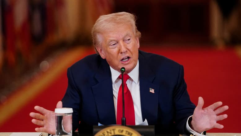 "לא אכפת לי - הוא כבר הובס": טראמפ מגיב לעלי לאריג'יאני - שאיים על חייו