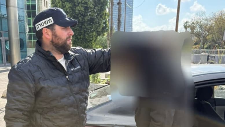 ביזה בדירות שנפגעו מטיל בתל אביב: "גנב כסף, קורקינט, אייפד ואפילו פריטי לבוש"