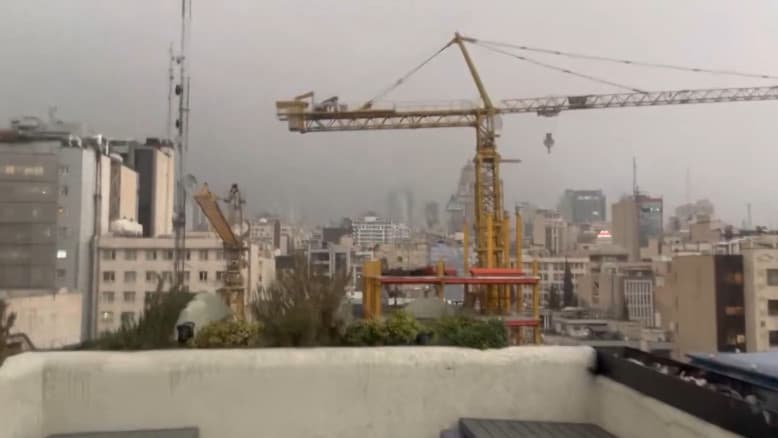 גשם שחור - מנפט: תופעות אפוקליפטיות באיראן בעקבות התקיפות | צפו