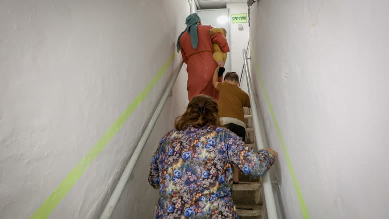 קשישים תחת אש: למה רבים מהם בכלל לא מגיעים למקלט