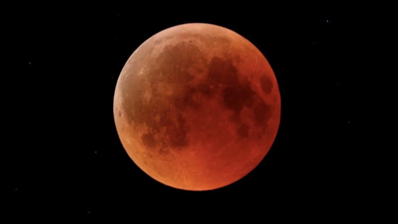 הירח האדום יקשט שוב את השמיים - אבל לא בישראל; זה התאריך הבא