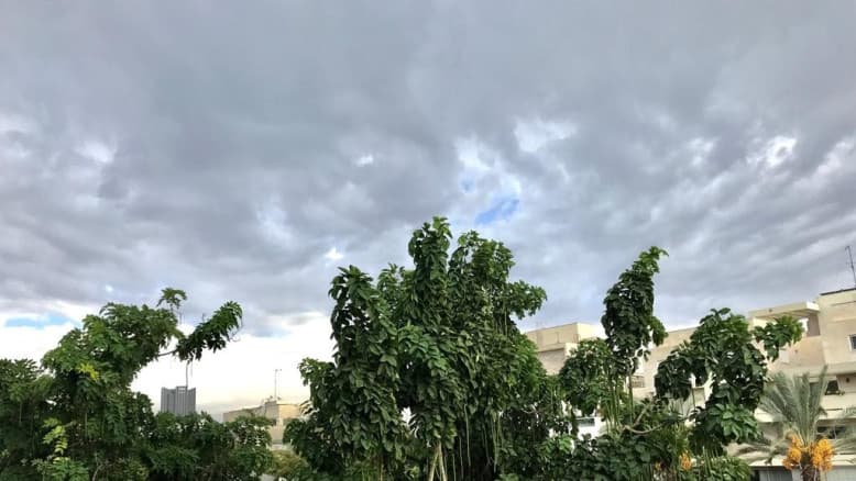 היום יהיה מעונן חלקית עד בהיר - אך ההפתעה עוד תגיע | תחזית