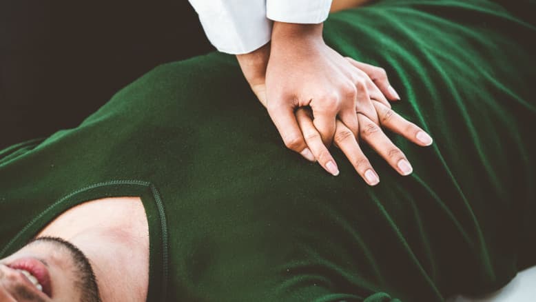 4 דקות להציל חיים: החייאה ועיסויים לאדם הסובל מדום לב - המדריך המלא | ד"ר איתי גל