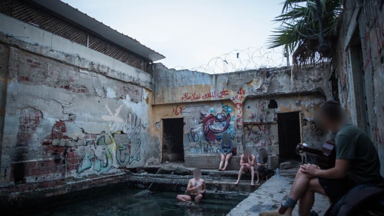 לתדהמת המבקרים: הבריכה שסמוכה לחמת גדר נאטמה