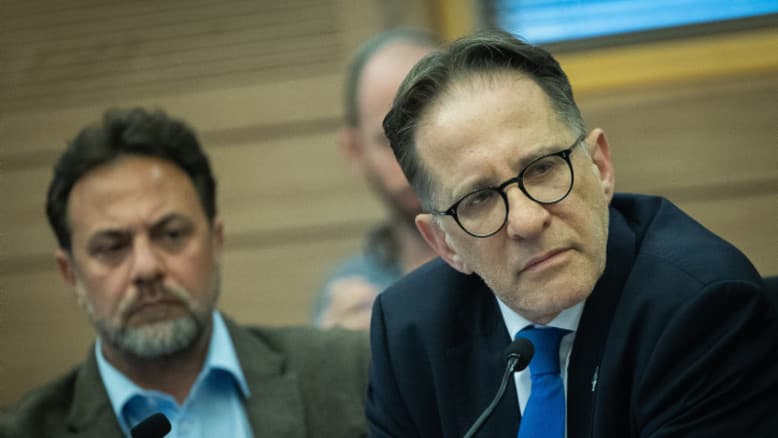 פרשת הפגישה הלילית: השופט מזרחי ביטל את ההגבלות על צחי ברוורמן - שיוכל לצאת ללונדון