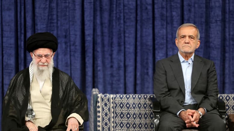 הספינה הטובעת בטהרן: המהלך המתוחכם של טראמפ להפלת המשטר באיראן