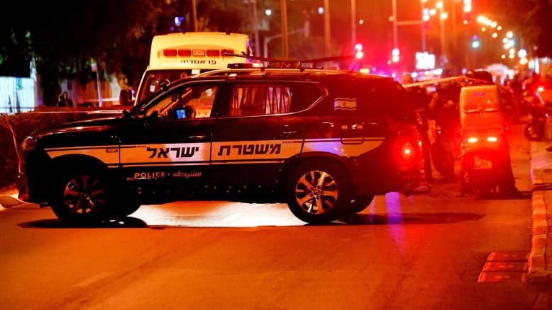 אכיפה סלקטיבית? מעצרים בירושלים - בבני ברק אלפי חרדים חגגו