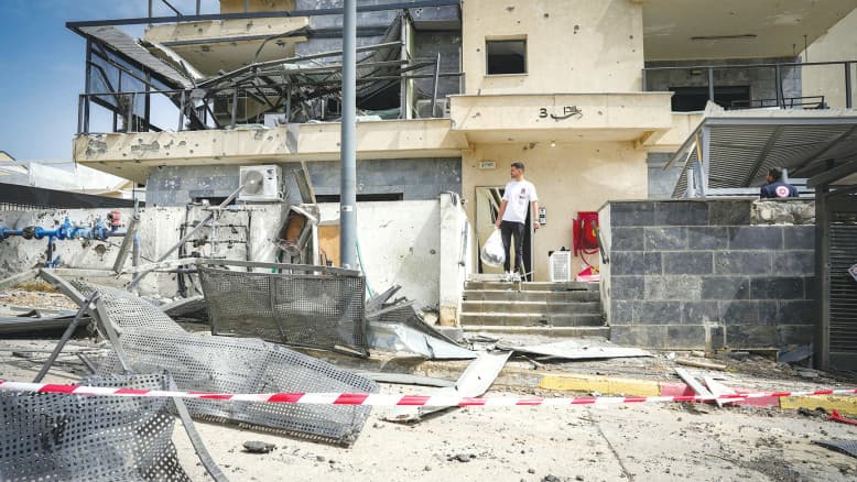 העיתונאי הותיק מתאר לילות של שדה קרב: "כאן אין שלוש דקות להגיע לממ"ד" | האזינו