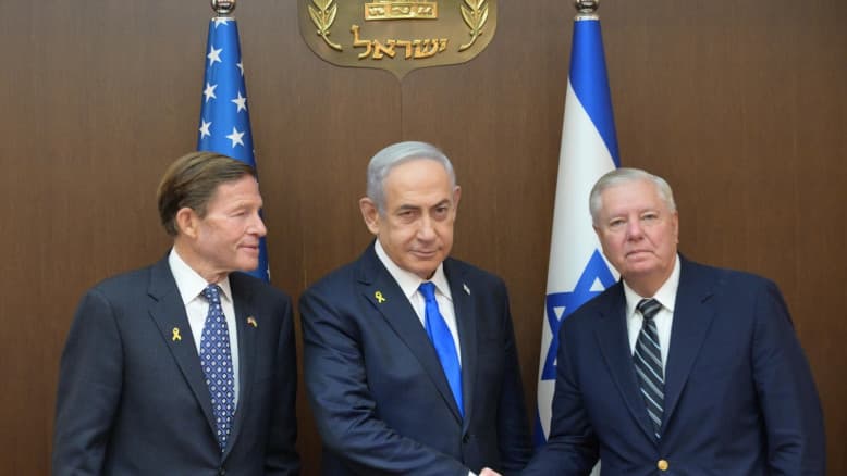 הלוחש על אוזנו: כך גרר הבכיר את טראמפ להפציץ באיראן - וזה היעד הבא שלו