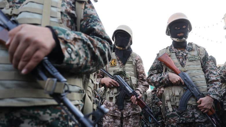 התושבים באיראן המומים: "חברי הבסיג’ נרדפים ברחובות כמו ארנבים - עברו לבריכות שחיה"