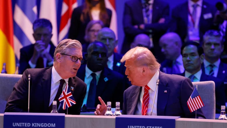 סטארמר זוכר מה קרה בעיראק ולא מתרגש מטראמפ: "לא נחליף את השלטון באיראן מהשמיים"