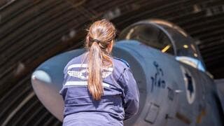 הקצינה שמכינה את מטוסי הקרב לתקיפות באיראן: "יוצאים טייסים שרק סיימו קורס"