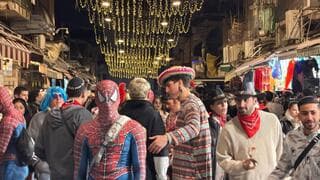 אלפי מבלים חגגו את פורים בשוק מחנה יהודה - בזמן הירי מאיראן למרכז | צפו